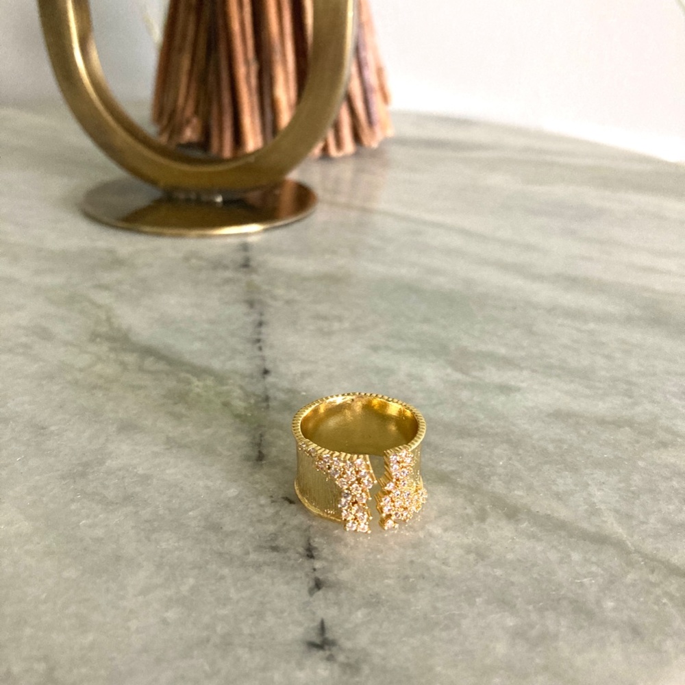 Sterling Silver Cluster Raw Edge Simulated Diamonds and Wide Gold Band Ring - Picture 6 of 9